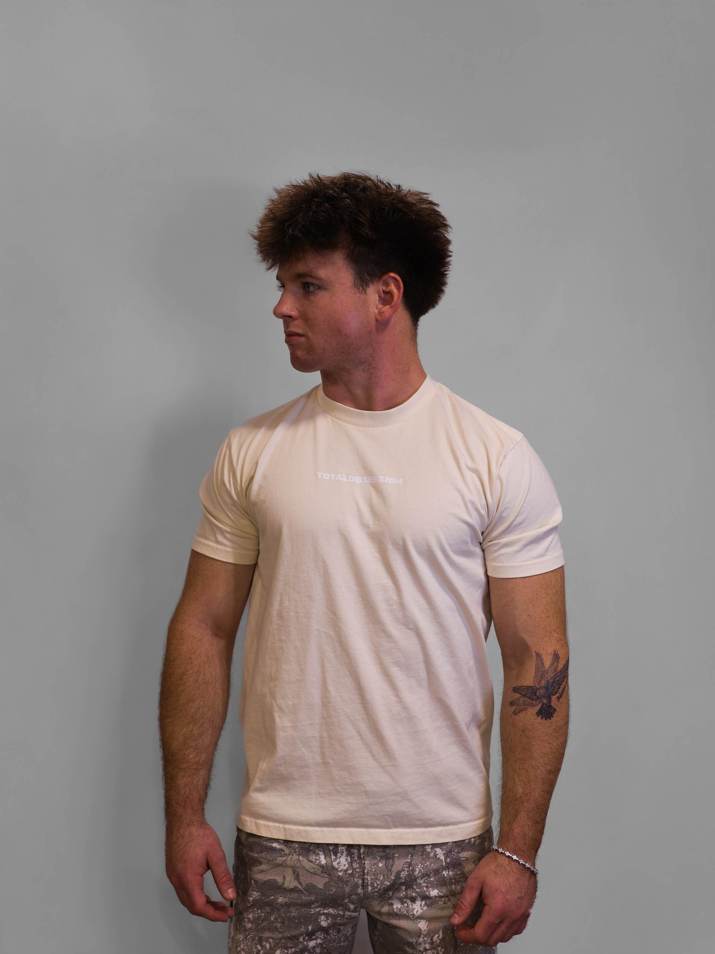 ESSENTIAL FITTED TEE - CREAM