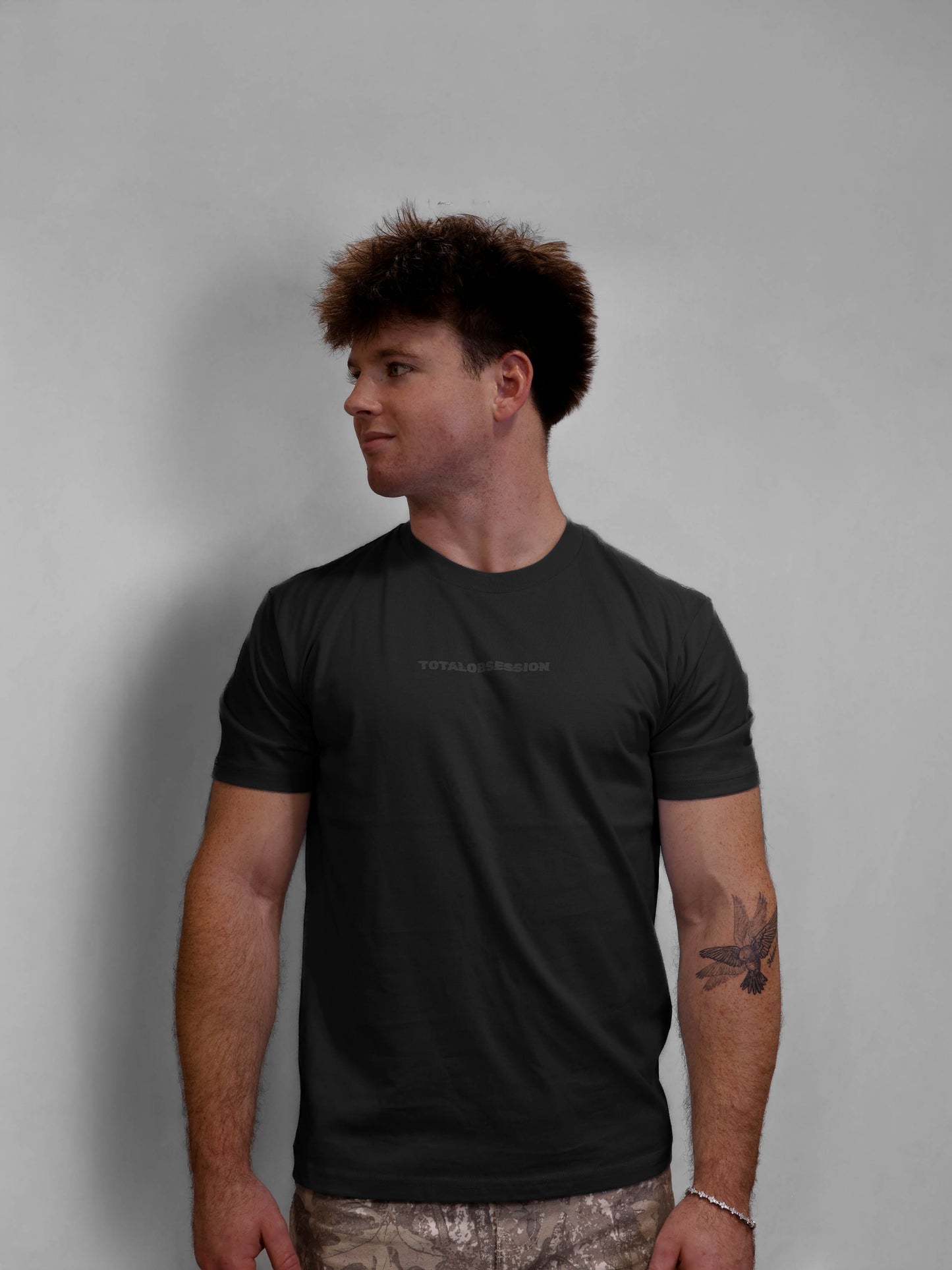 ESSENTIAL FITTED TEE - BLACK